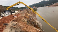 小型混凝土泵車在甘肅紅崖山水庫加高擴建